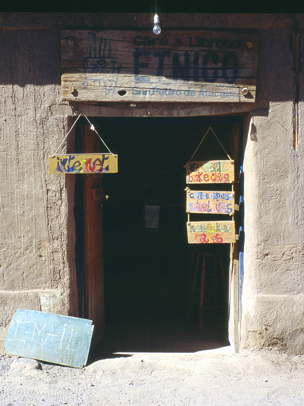 chi_8_07 san pedro internet.jpg - Atacama San Pedro de Atacama une boutique Internet rustique mais prometteuse..